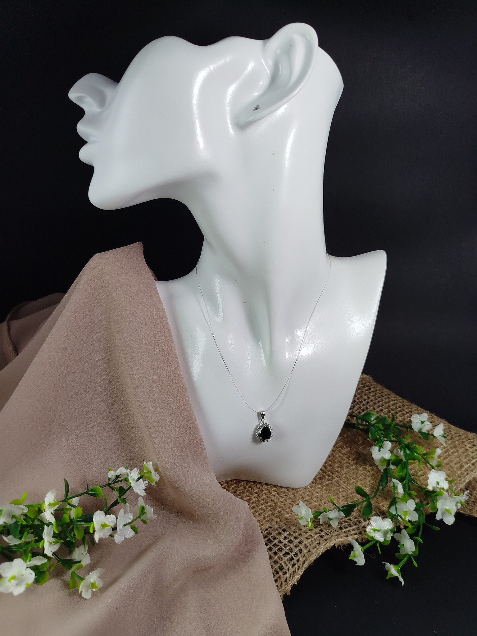 Dije con Zafiro y Diamantes en Platino 900 – 2.61 g / 38 cm / Color H / Claridad SI1 / Talla Buena / Unisex - Image 5