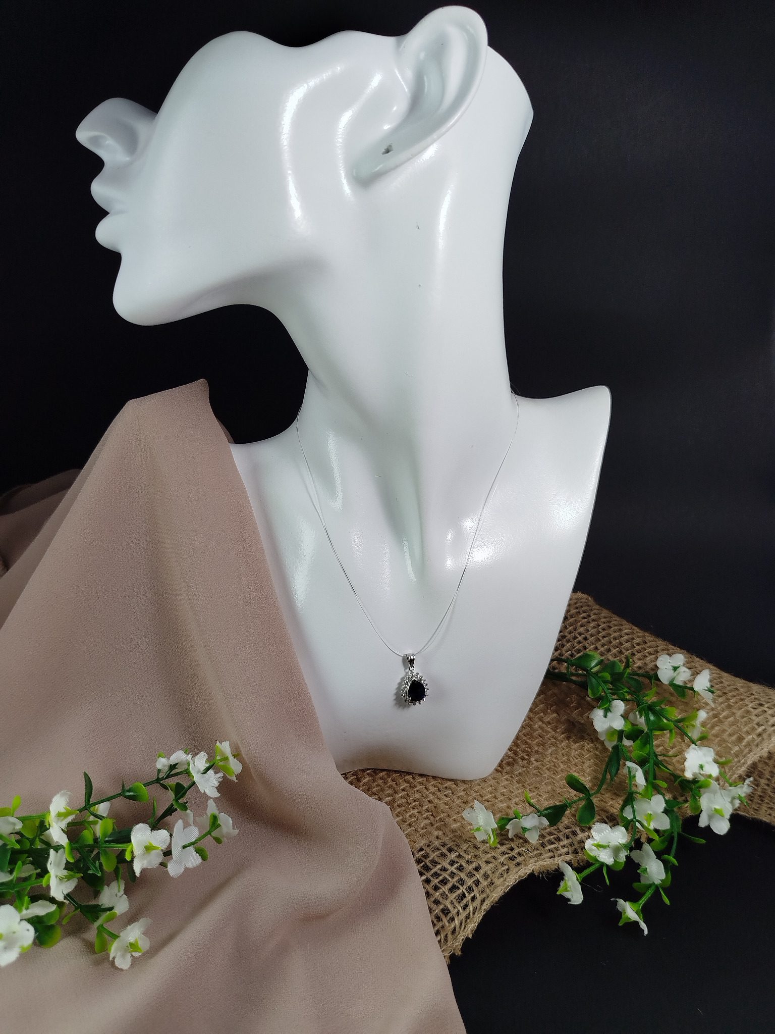 Dije con Zafiro y Diamantes en Platino 900 – 2.61 g / 38 cm / Color H / Claridad SI1 / Talla Buena / Unisex - Image 4