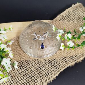 Dije en platino 900 (10 g) con zafiro natural de 3.76 ct y 30 diamantes (0.30 ct total). Diseño elegante de 32 × 40 mm, exclusivo y de alta joyería.