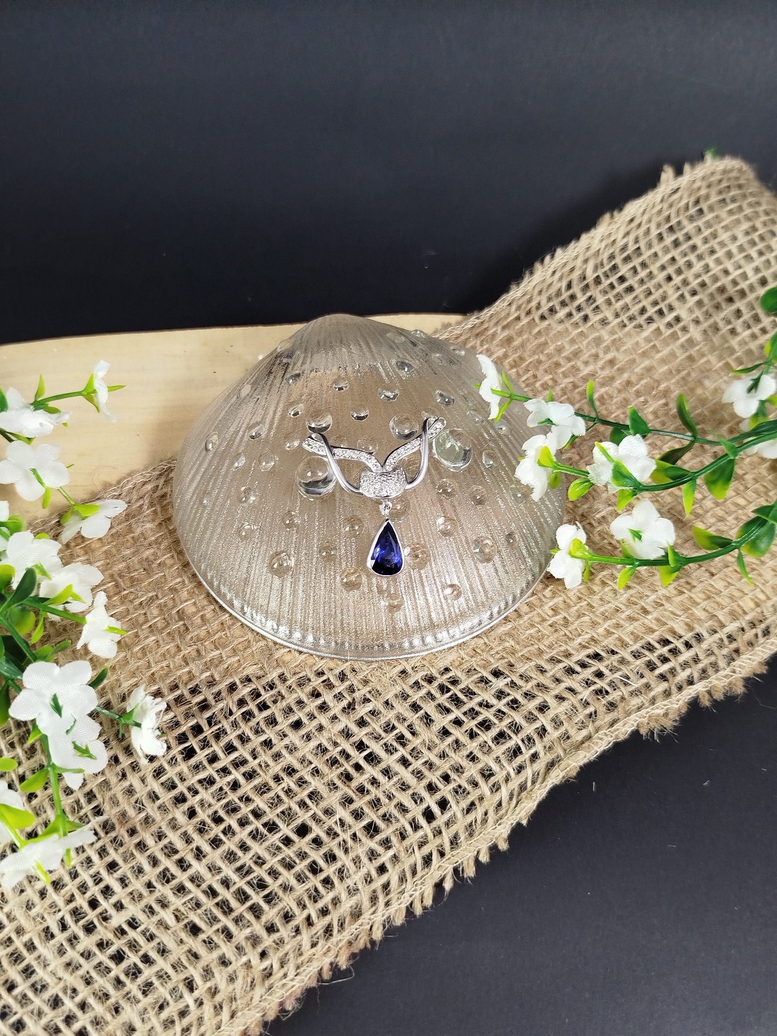 Dije en platino 900 (10 g) con zafiro natural de 3.76 ct y 30 diamantes (0.30 ct total). Diseño elegante de 32 × 40 mm, exclusivo y de alta joyería.