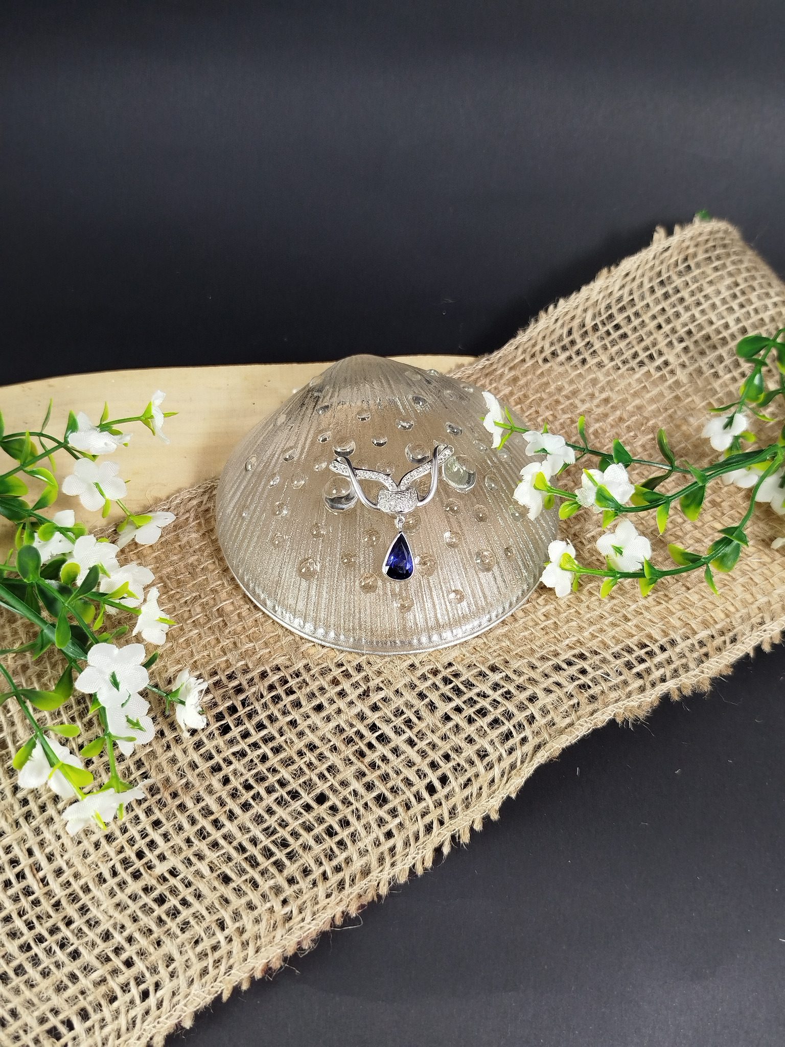 Dije en platino 900 (10 g) con zafiro natural de 3.76 ct y 30 diamantes (0.30 ct total). Diseño elegante de 32 × 40 mm, exclusivo y de alta joyería. - Image 2