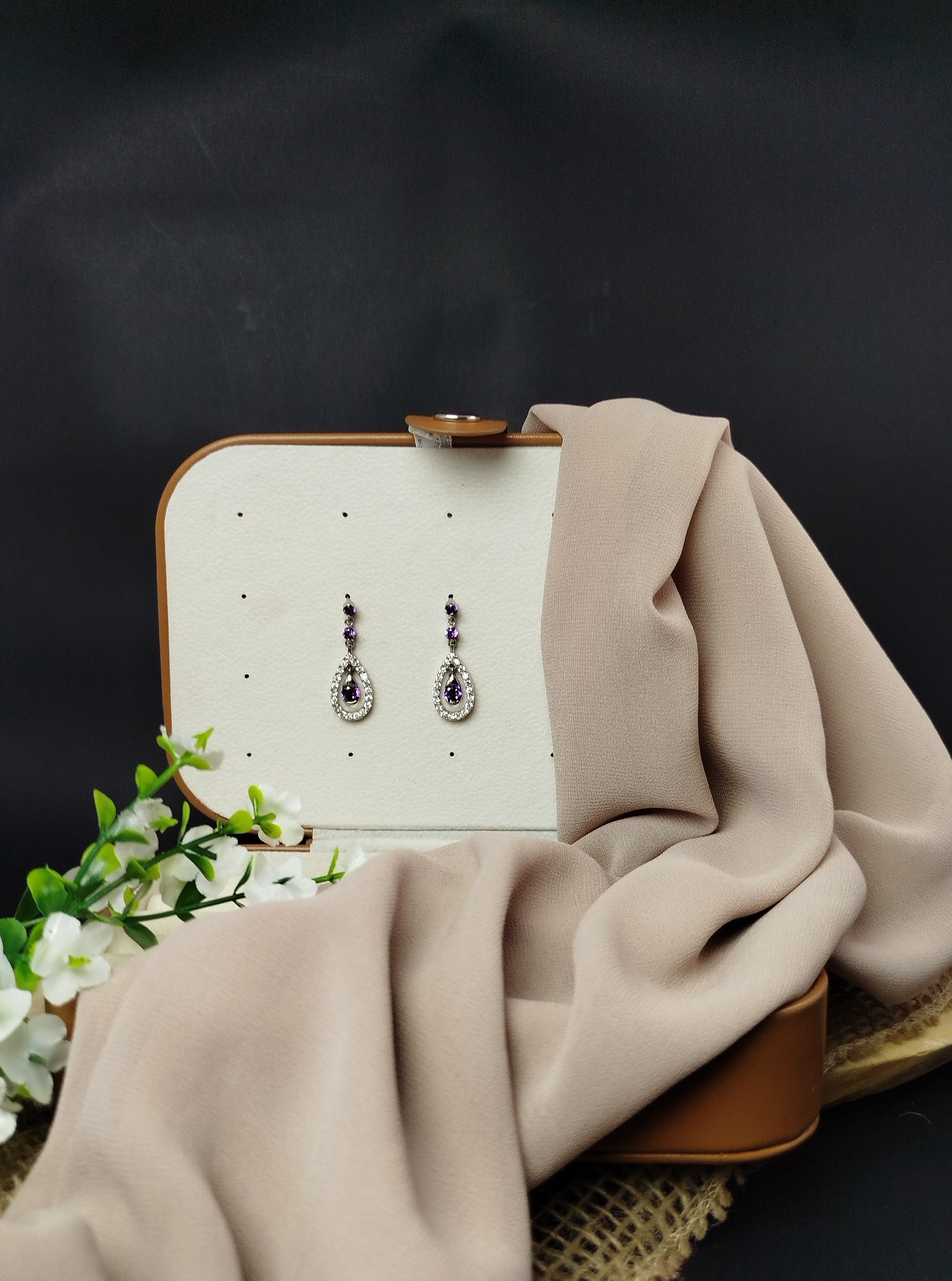 Aretes de Plata 950 para Dama con Forma de Gota y Circones Morados – 5.25 g