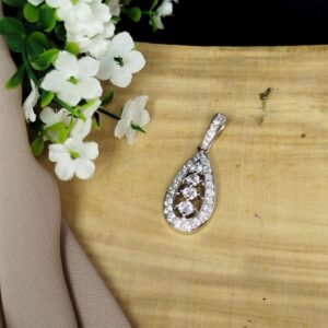 Dije de Plata 950 en Forma de Gota con Circones Brillantes – 8 g (Dama)