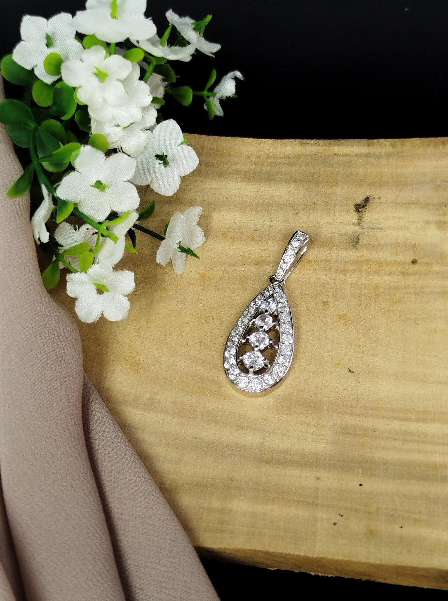 Dije de Plata 950 en Forma de Gota con Circones Brillantes – 8 g (Dama)