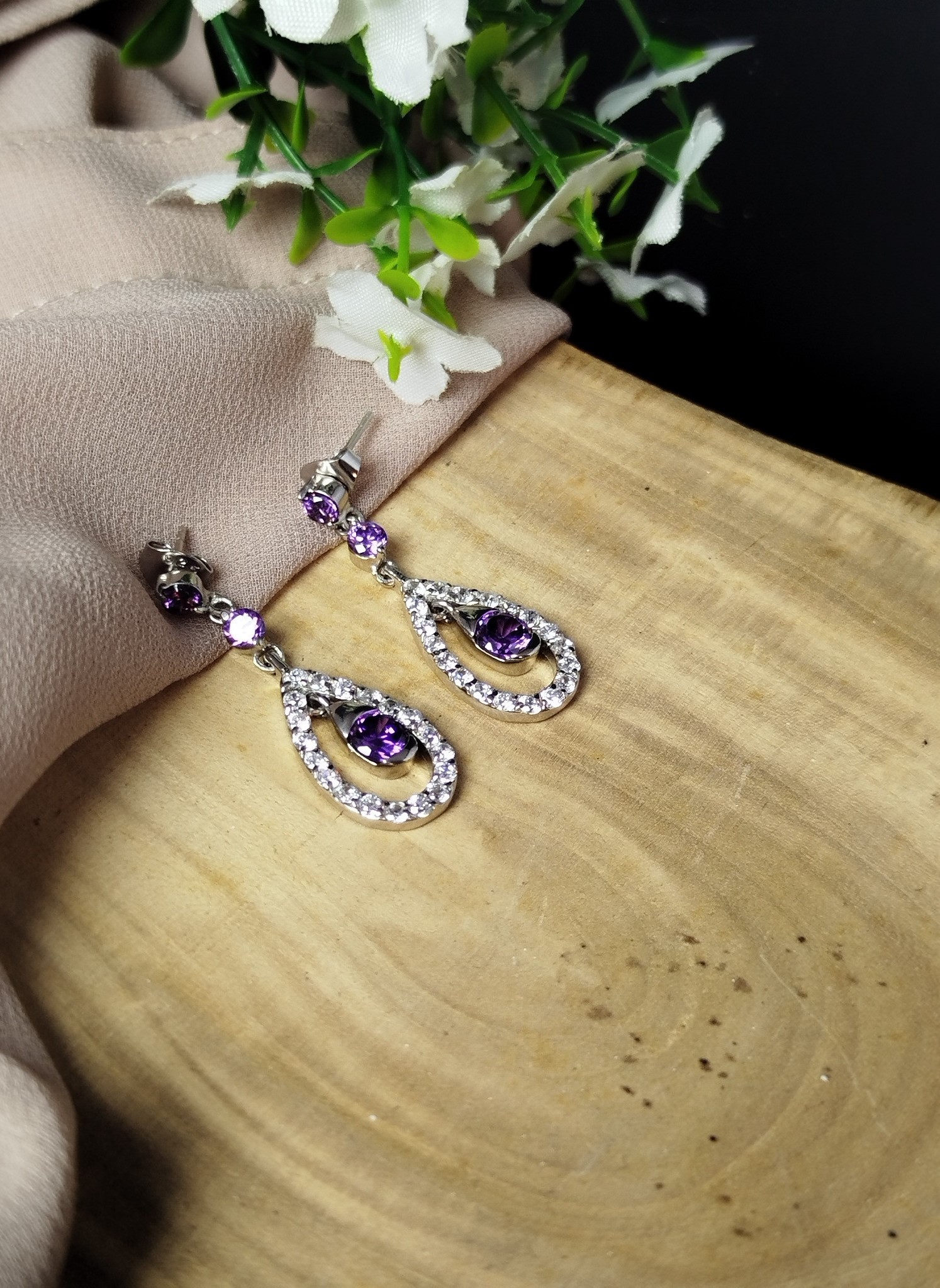 Aretes de Plata 950 para Dama con Forma de Gota y Circones Morados – 5.25 g - Image 3