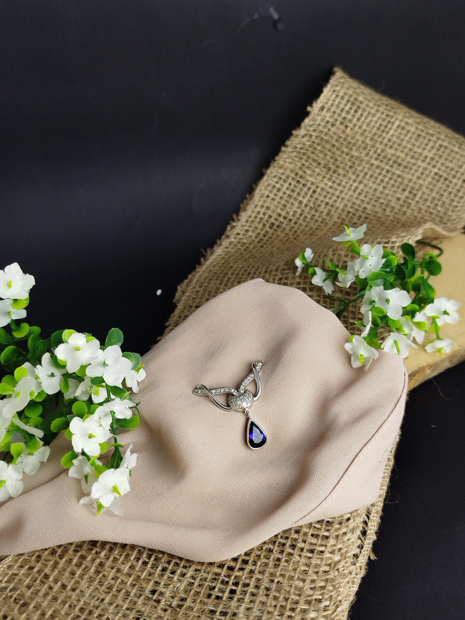 Dije en platino 900 (10 g) con zafiro natural de 3.76 ct y 30 diamantes (0.30 ct total). Diseño elegante de 32 × 40 mm, exclusivo y de alta joyería. - Image 3