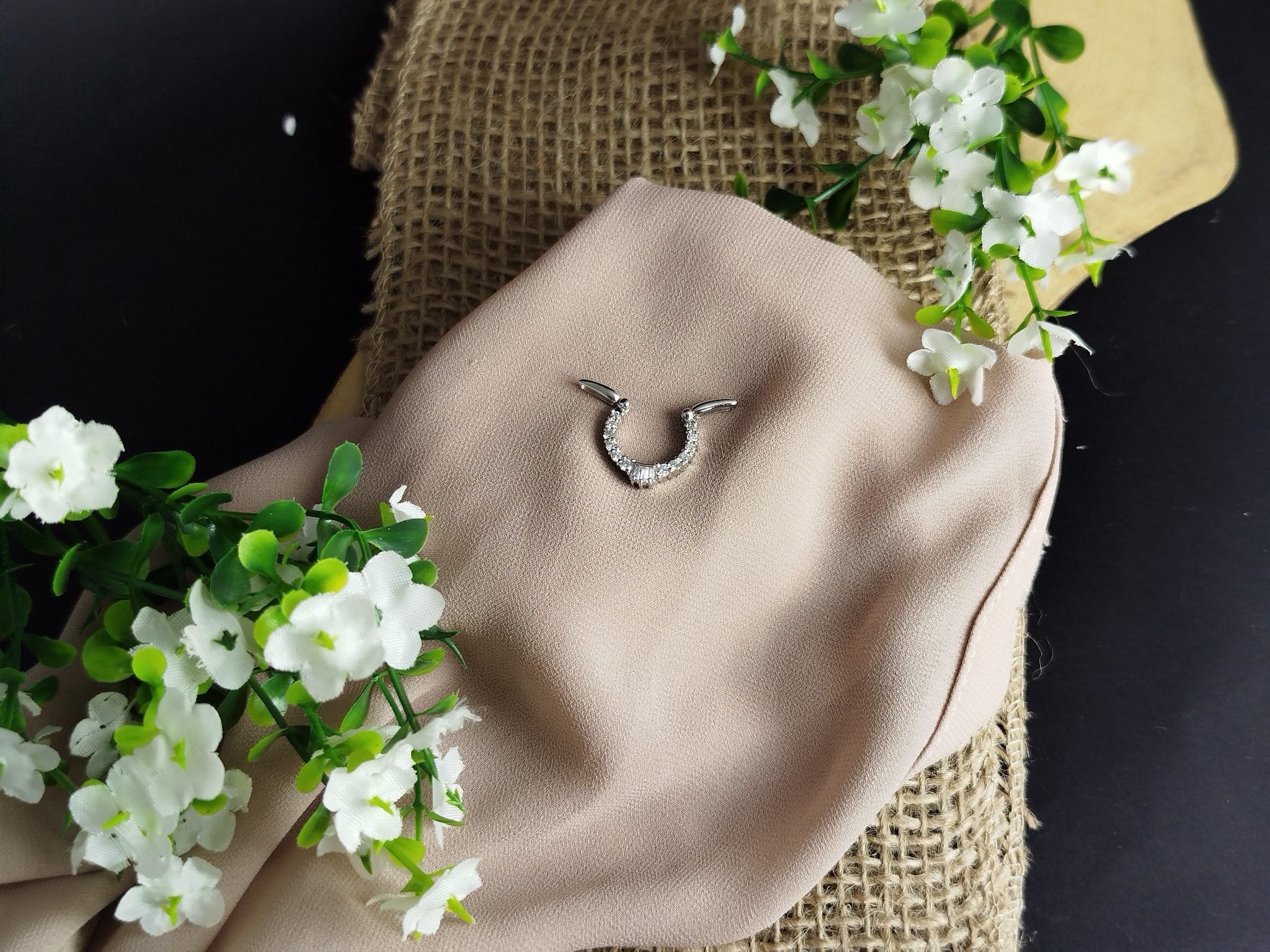 Dije en Platino 900 con 15 Diamantes (0.55 ct VVS2–SI2) – 3.5 g / 16×16 mm