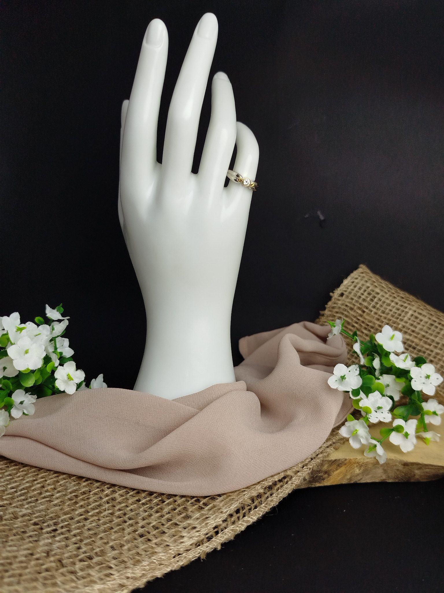 Anillo en Platino 900 y Oro 18K con Diamante de 0.14 ct – 6.2 g / Talla 4.5