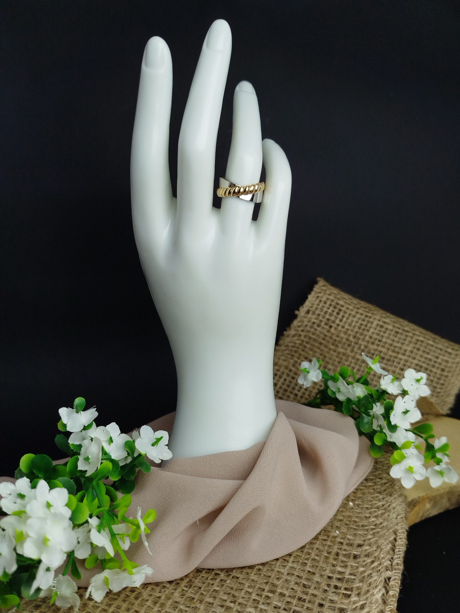 Anillo en Platino 900 y Oro 18K – Diseño Bicolor en Relieve / 7.5 g / Talla 6 - Image 4