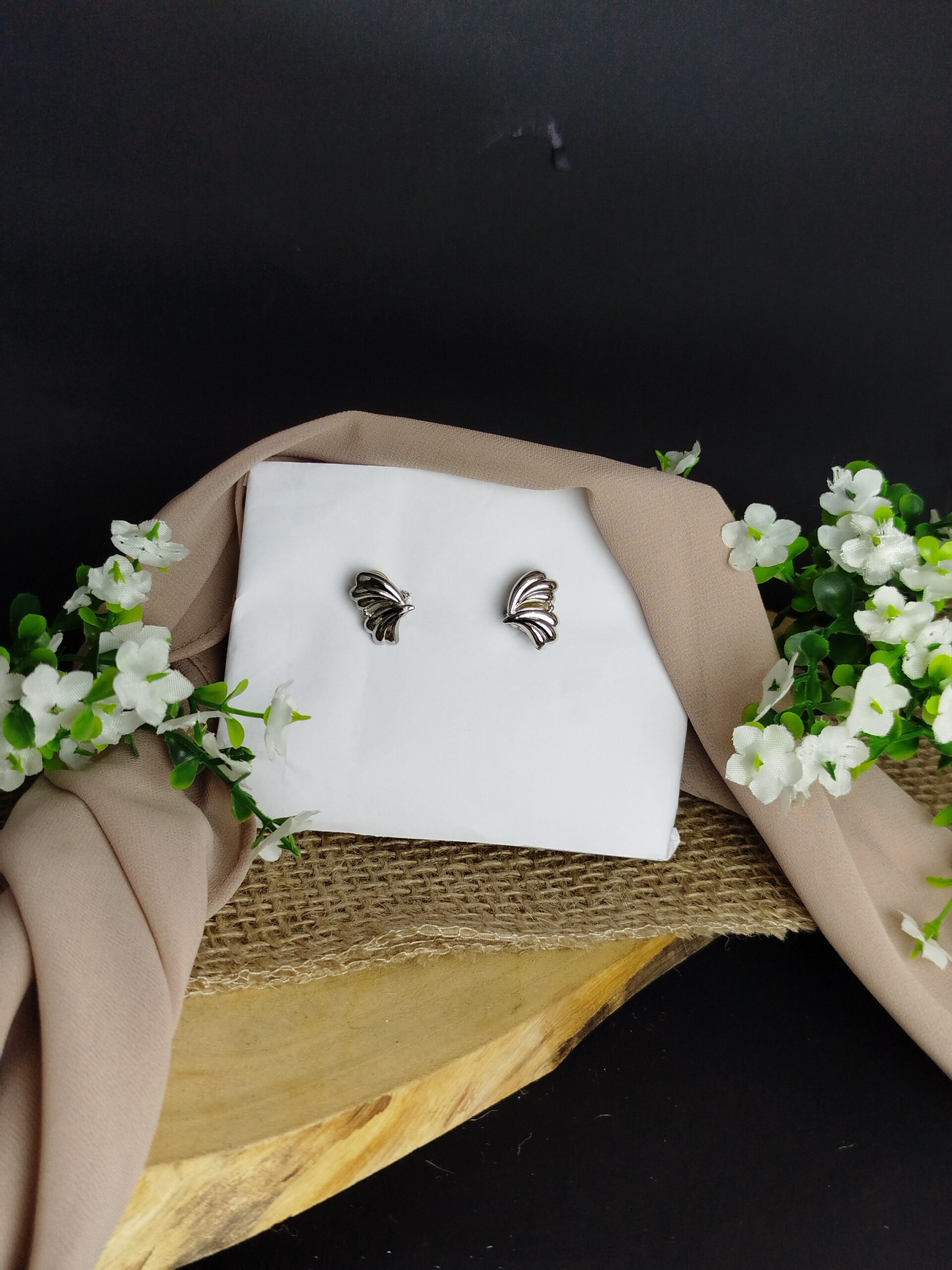 Aretes en Platino 900 – Diseño Escultural Tipo Abanico / 2.45 g / 18 × 11 mm - Image 3