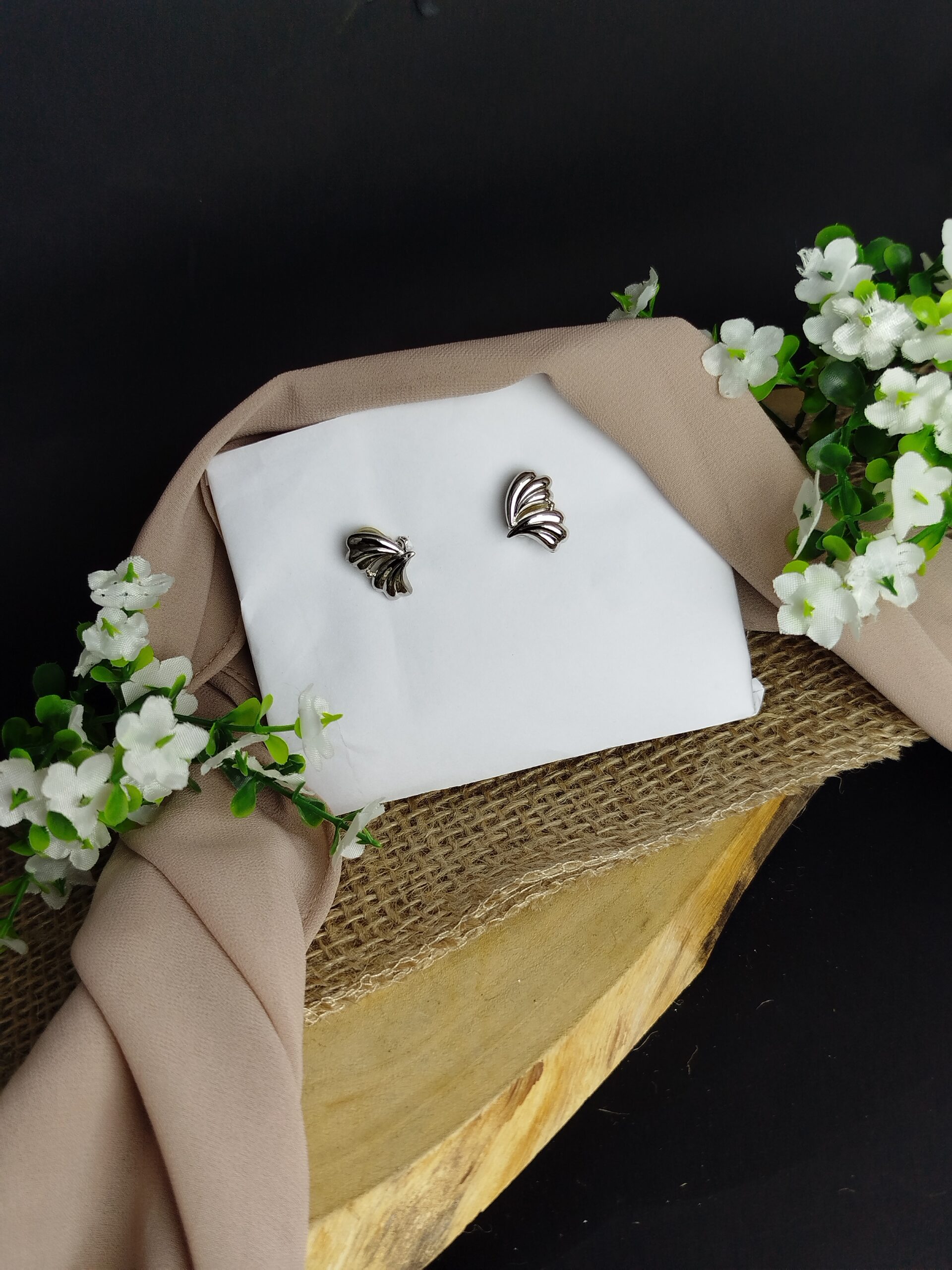 Aretes en Platino 900 – Diseño Escultural Tipo Abanico / 2.45 g / 18 × 11 mm - Image 2