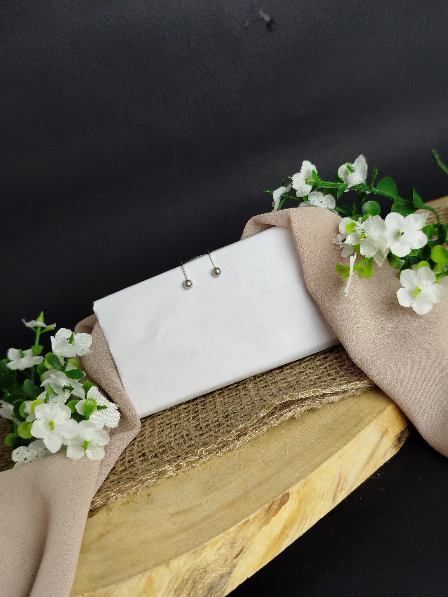 Topos en Platino 900 – Diseño Minimalista Pulido / 1.55 g / 7 × 11 mm - Image 5