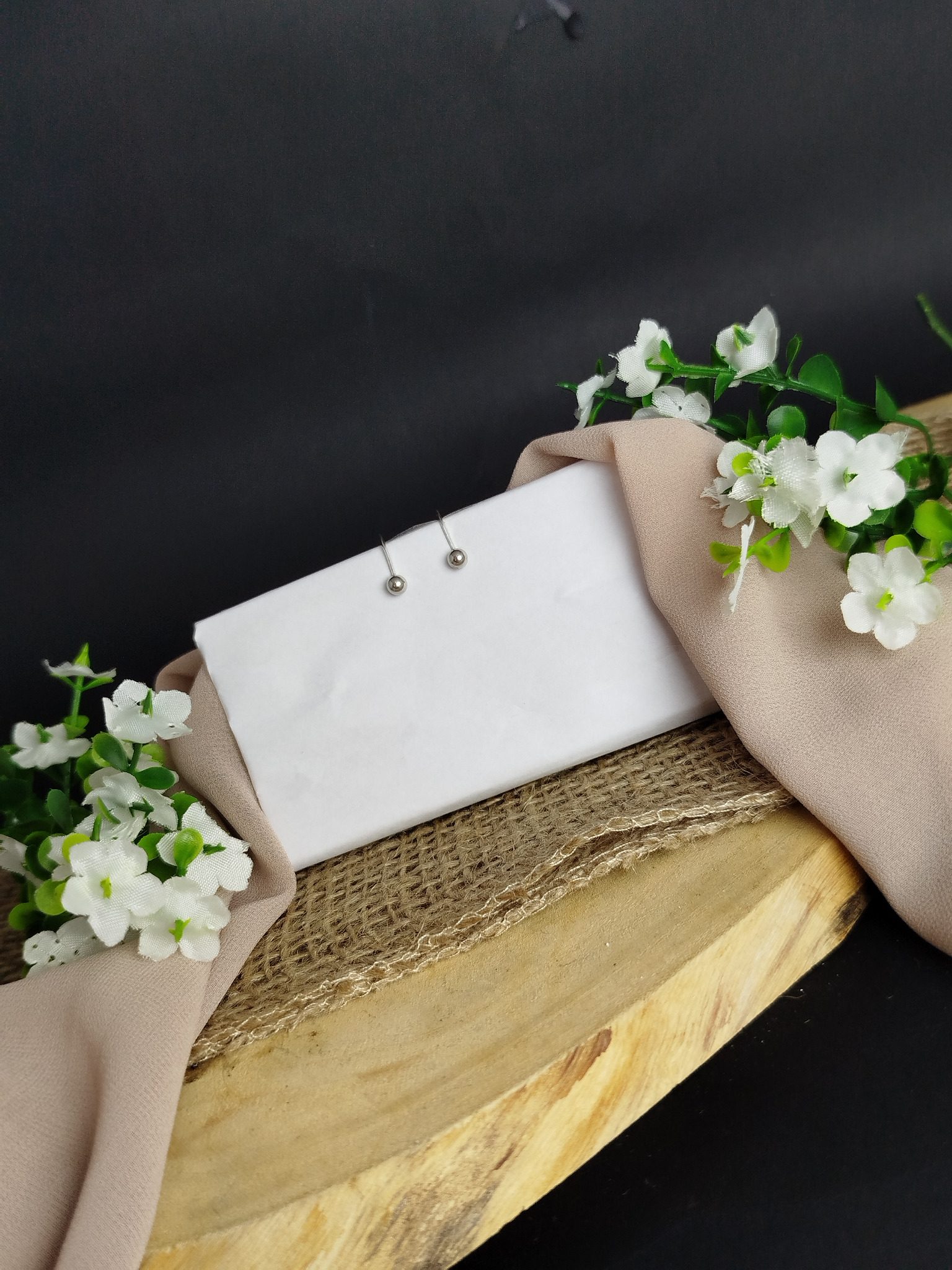 Topos en Platino 900 – Diseño Minimalista Pulido / 1.55 g / 7 × 11 mm - Image 4