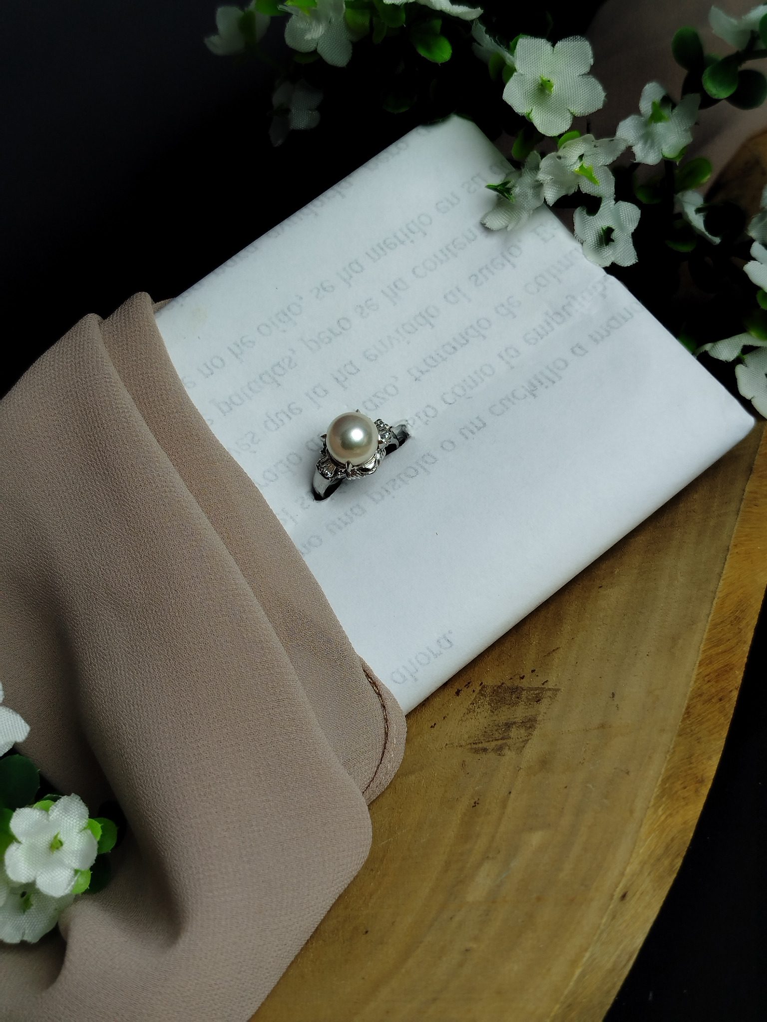 Anillo en Platino 900 con Perla de 11 mm y 6 Diamantes (0.20 ct) – 6.1 g / Talla 4.75