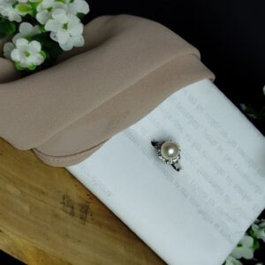 Anillo en Platino 900 con Perla de 9 mm y 9 Diamantes (0.09 ct) – 6.3 g / Talla 5.25