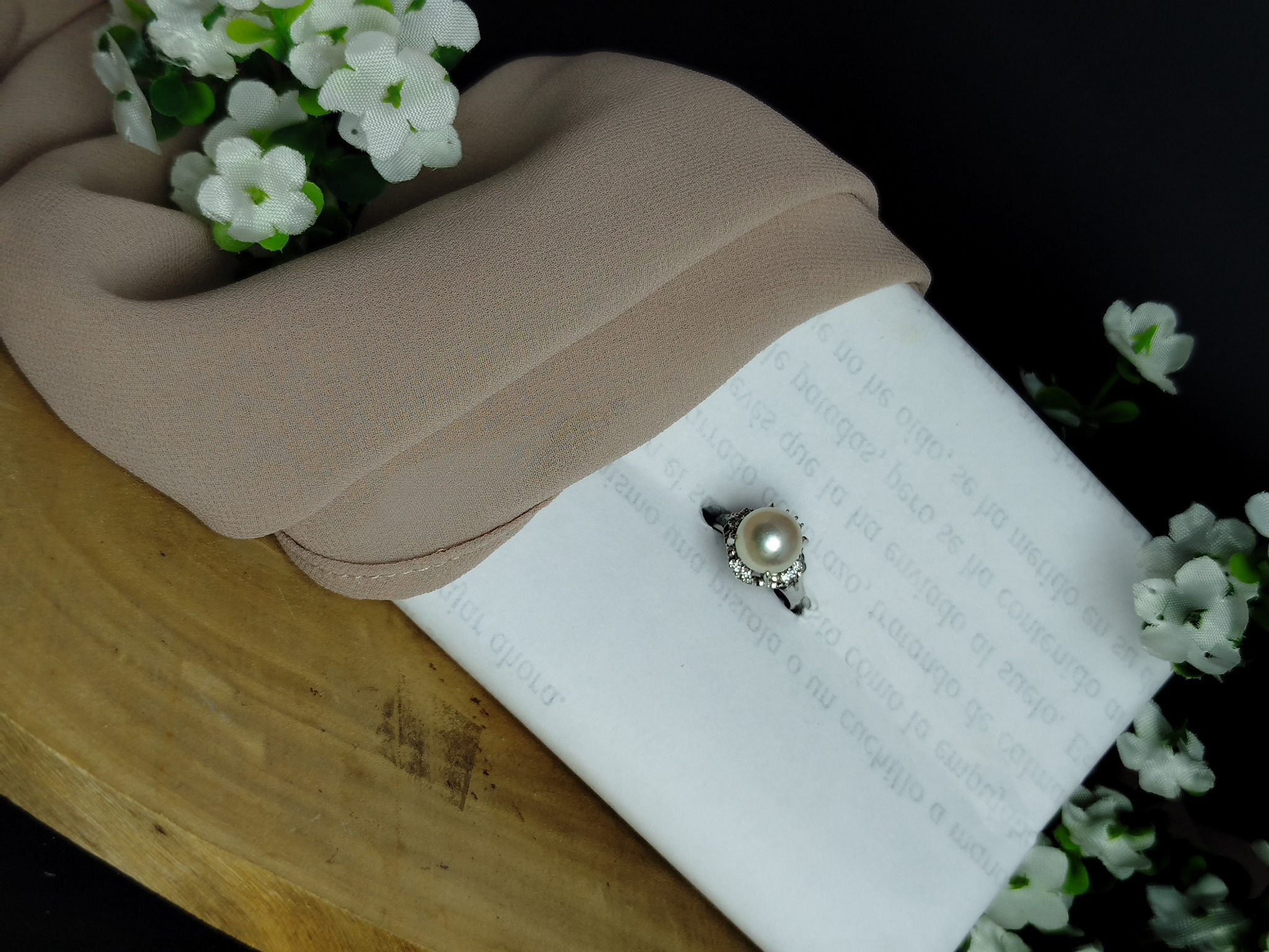 Anillo en Platino 900 con Perla de 9 mm y 9 Diamantes (0.09 ct) – 6.3 g / Talla 5.25