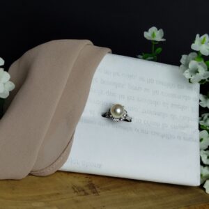 Anillo en Platino 900 con Perla 9 mm y 6 Diamantes (0.06 ct) – 5.87 g / Talla 4.75