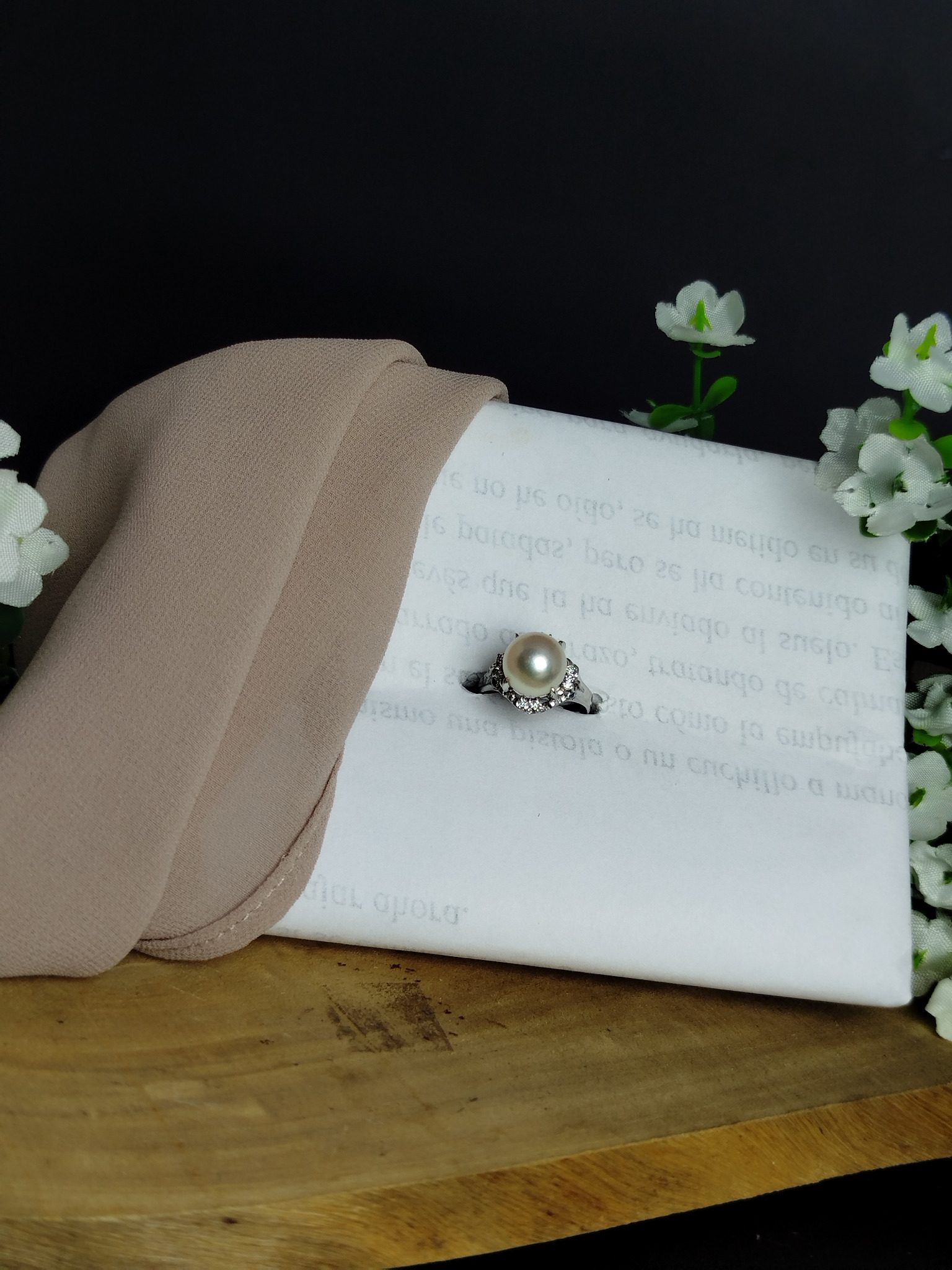 Anillo en Platino 900 con Perla 9 mm y 6 Diamantes (0.06 ct) – 5.87 g / Talla 4.75