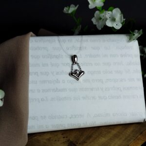 Dije de Dama en Platino 900 con Diamante 0.05 ct – Diseño Corazón / 2.88 g / 21 × 11 mm