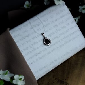 Dije con Zafiro y Diamantes en Platino 900 – 2.61 g / 38 cm / Color H / Claridad SI1 / Talla Buena / Unisex