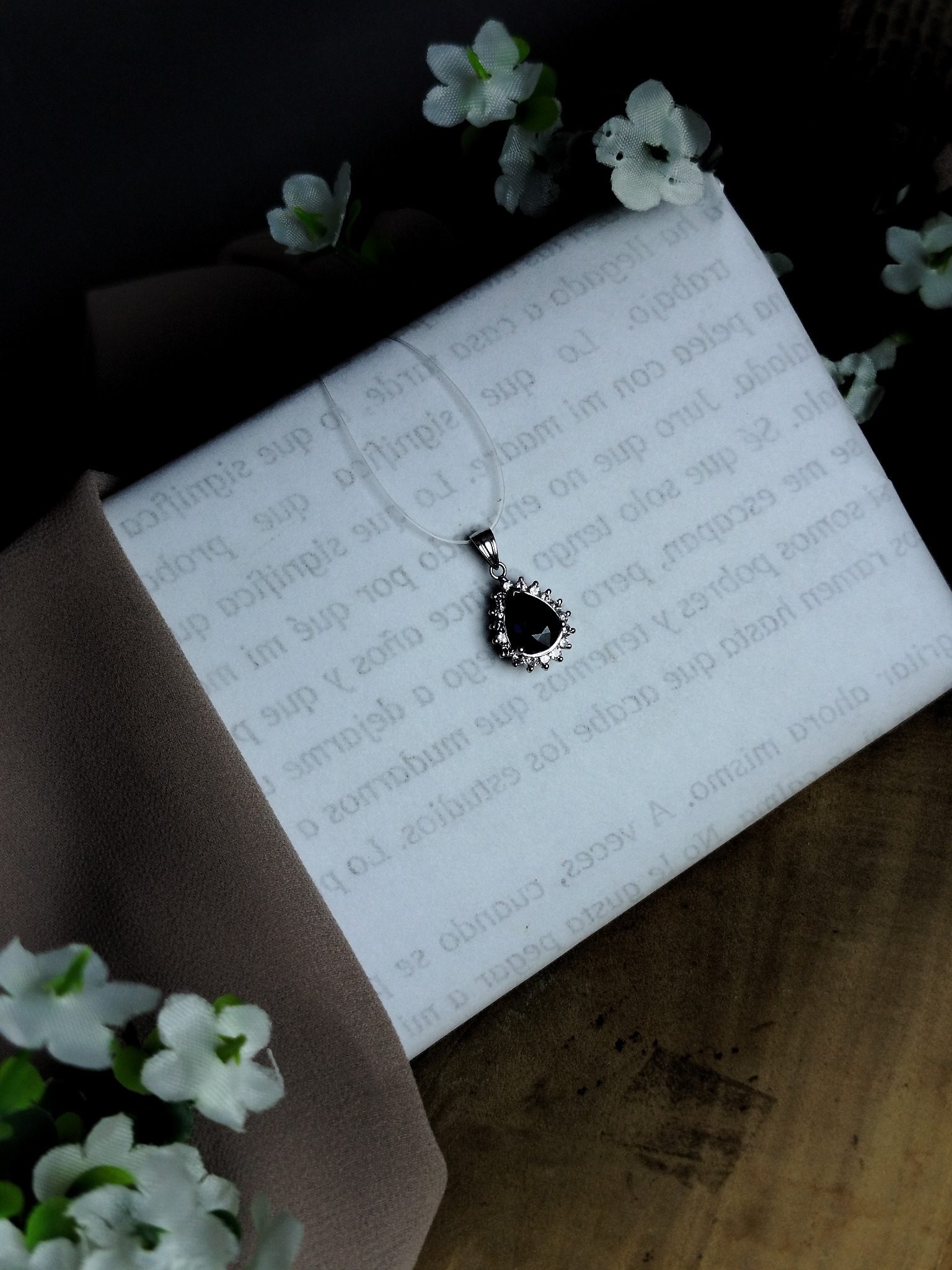 Dije con Zafiro y Diamantes en Platino 900 – 2.61 g / 38 cm / Color H / Claridad SI1 / Talla Buena / Unisex