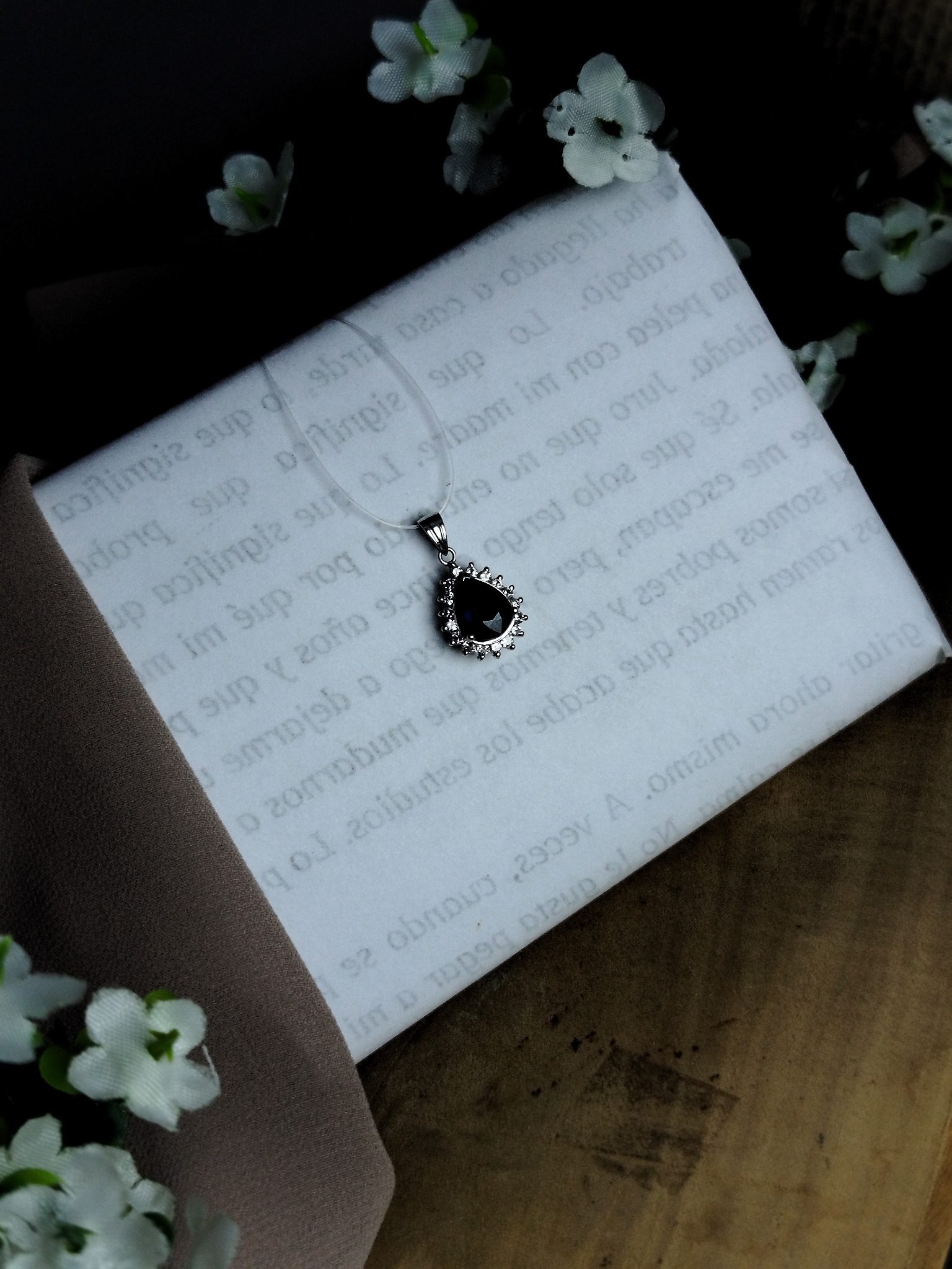 Dije con Zafiro y Diamantes en Platino 900 – 2.61 g / 38 cm / Color H / Claridad SI1 / Talla Buena / Unisex - Image 2