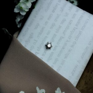 Dije en Platino 900 con Diamante Circular 0.40 ct – Color I / Claridad SI1 / 0.88 g / 0.7×0.7 cm