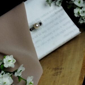 Anillo en platino 900 (4.67 g, talla 5.5) con perla natural de 8.3 mm. Diseño clásico, elegante y de alta pureza.