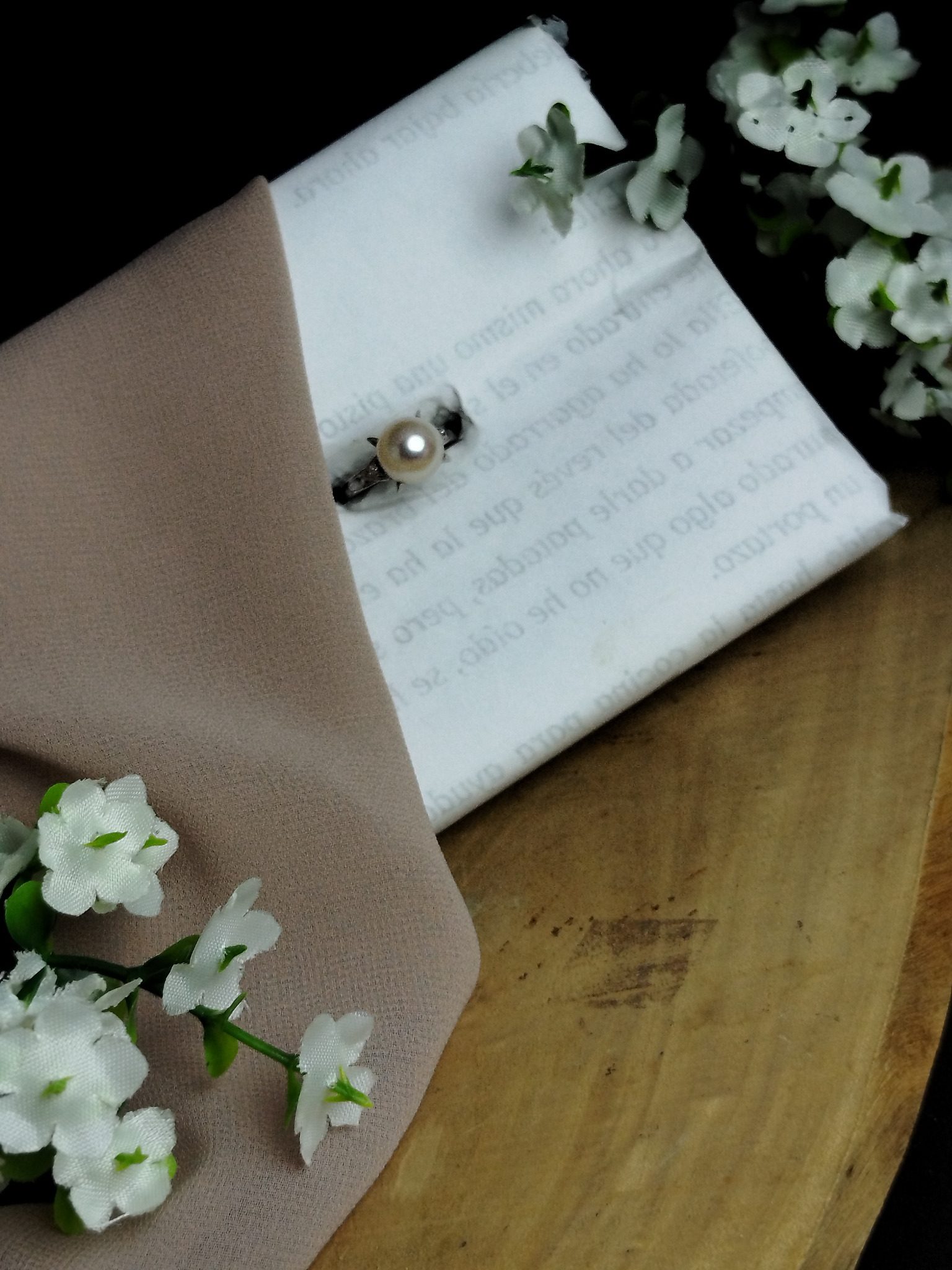 Anillo en platino 900 (4.67 g, talla 5.5) con perla natural de 8.3 mm. Diseño clásico, elegante y de alta pureza.