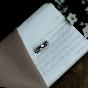 Anillo Ondulado en Platino 1000 con Zafiro Interno – 4.2 g / Talla 6.25 / Pureza Total