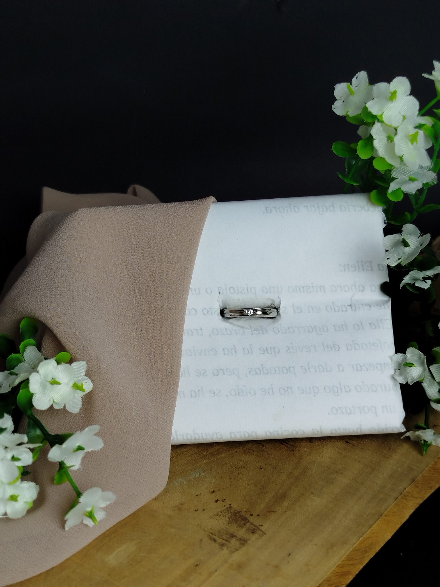 Anillo en Platino 900 con Engaste de Diamante de 0.05 ct – 4.5 g / Talla 5.5 / Diseño Elegante