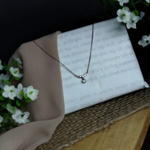 Cadena en Platino 900 con Dije de Aguamarina y 5 Diamantes – 2.94 g / 42 cm