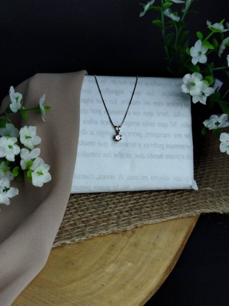 Cadena y Dije en Platino 900 con Diamante 0.50 ct – 3 g / 38 cm / Dama