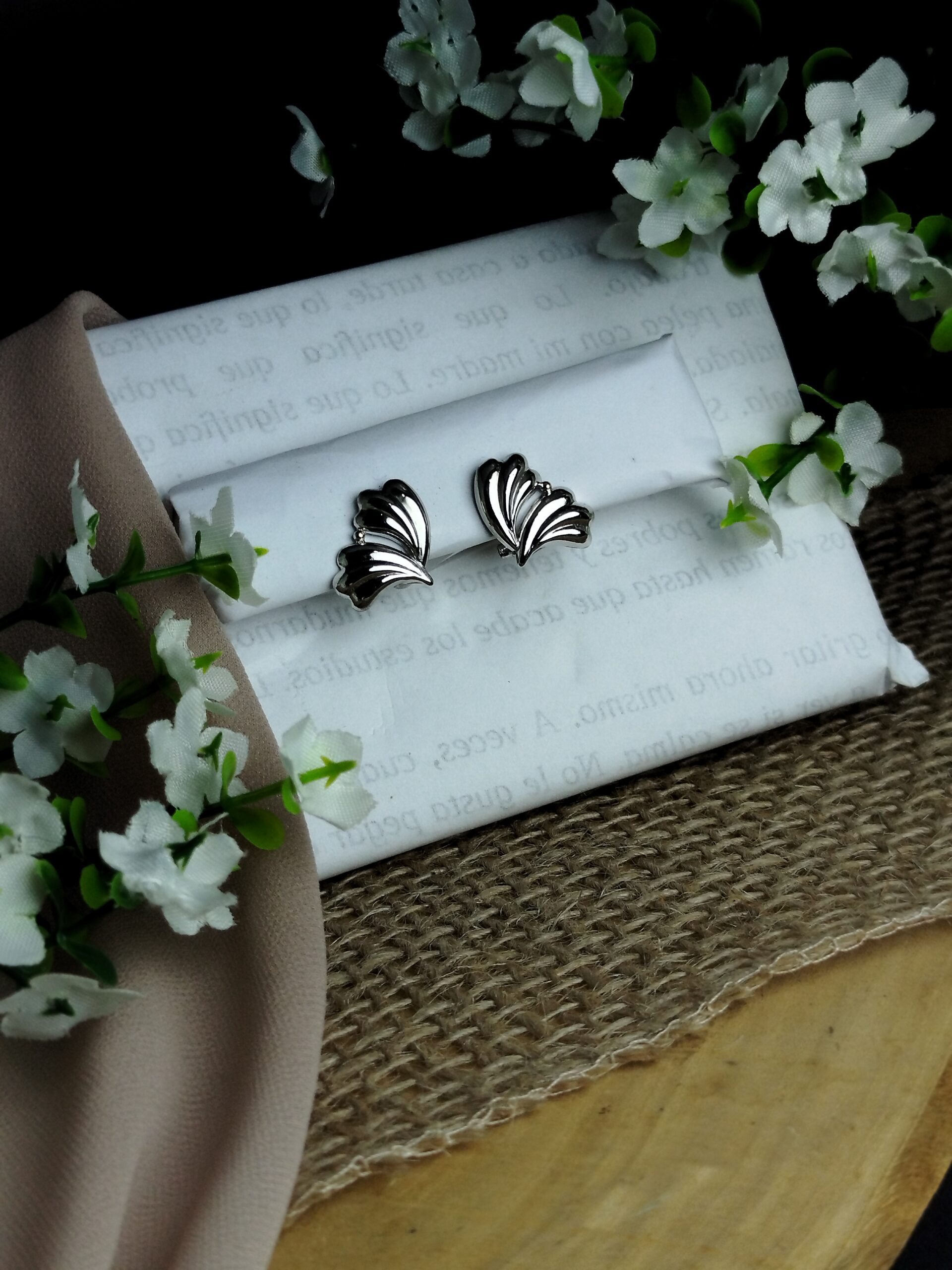 Aretes en Platino 900 – Diseño Escultural Tipo Abanico / 2.45 g / 18 × 11 mm - Image 5