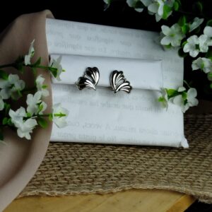 Aretes en Platino 900 – Diseño Escultural Tipo Abanico / 2.45 g / 18 × 11 mm