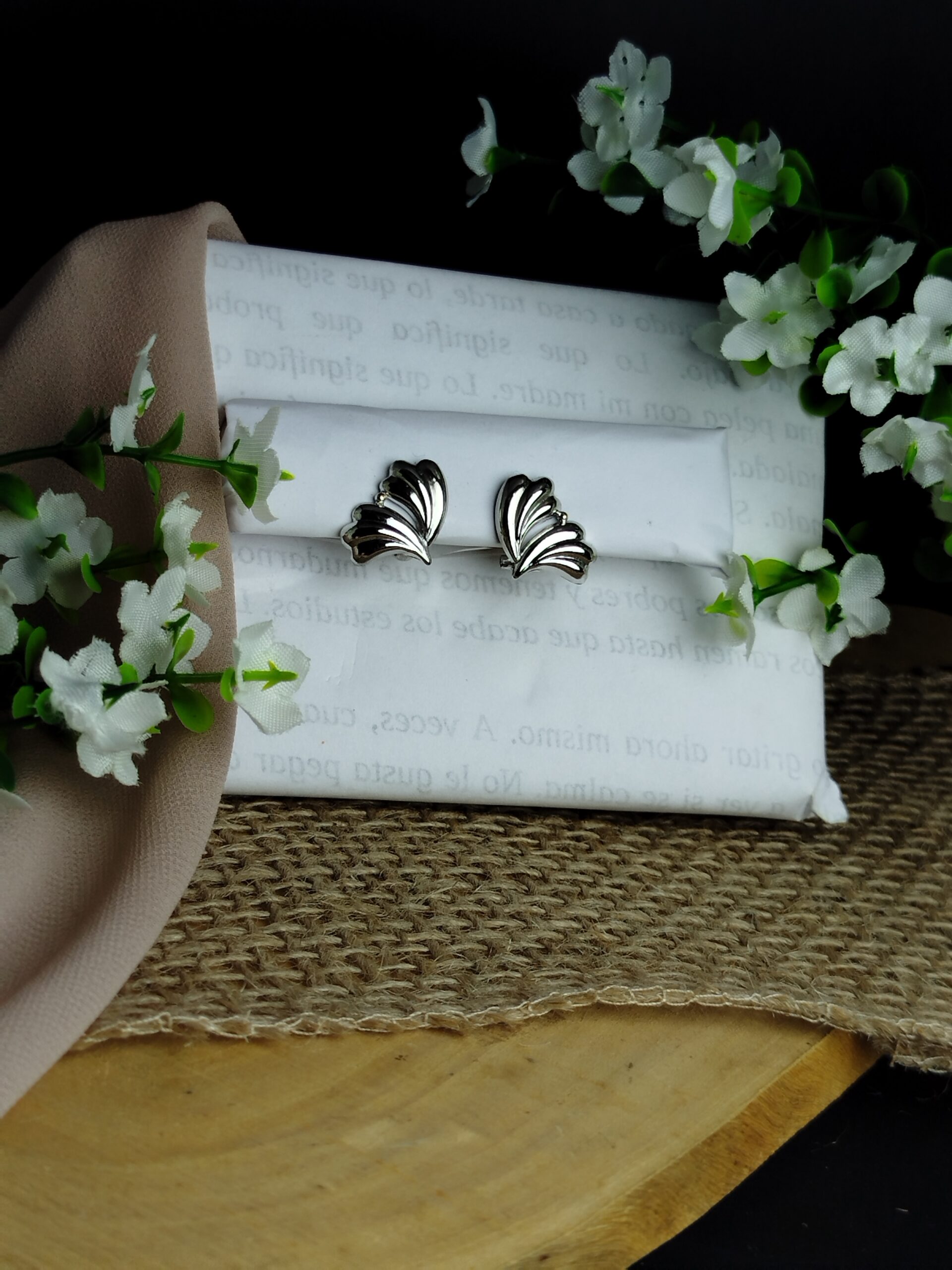 Aretes en Platino 900 – Diseño Escultural Tipo Abanico / 2.45 g / 18 × 11 mm