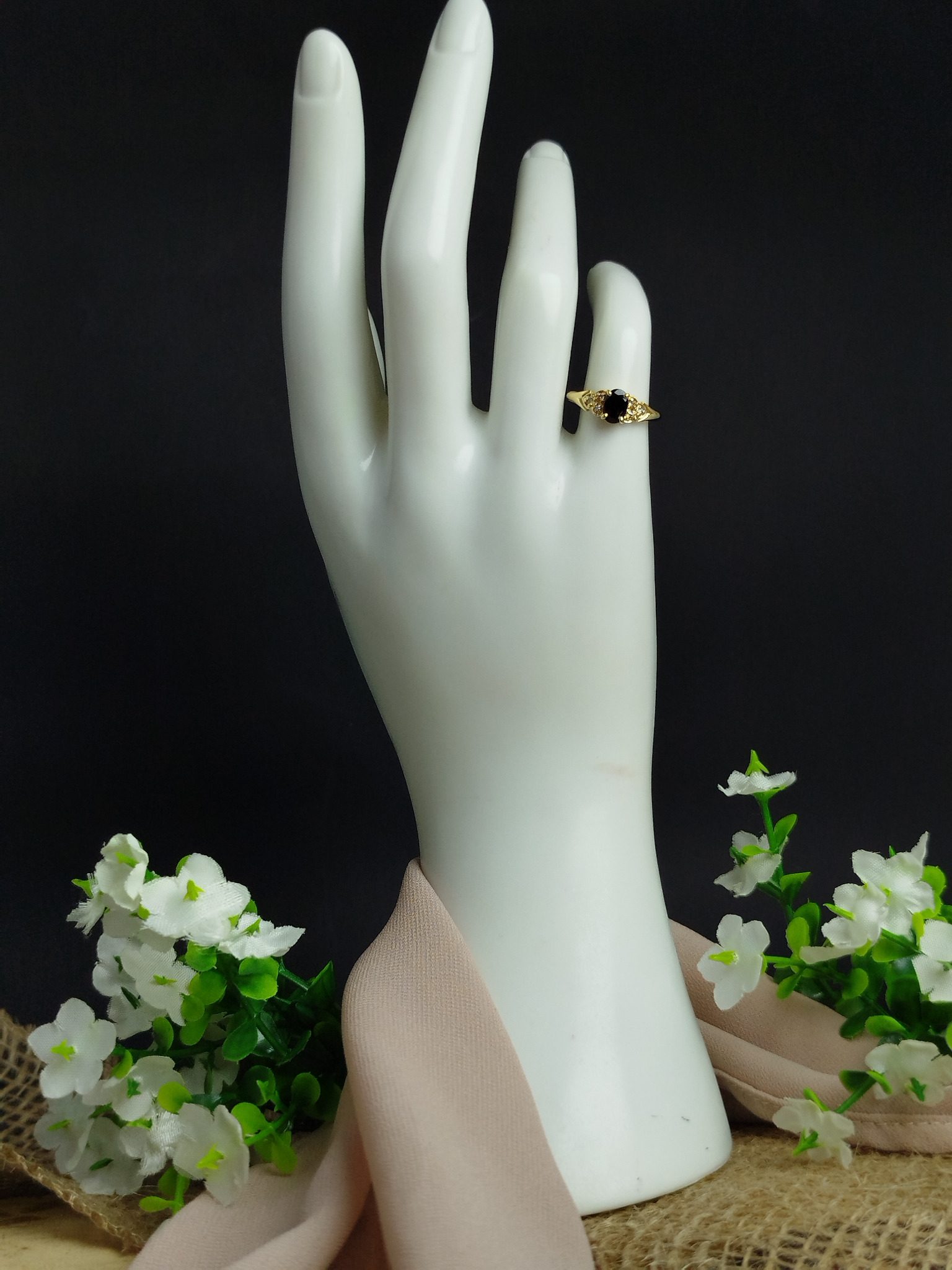 Anillo en Oro 18K con Zafiro 0.52 ct y 6 Diamantes – 1.9 g / Talla 4.75 / Dama - Image 5