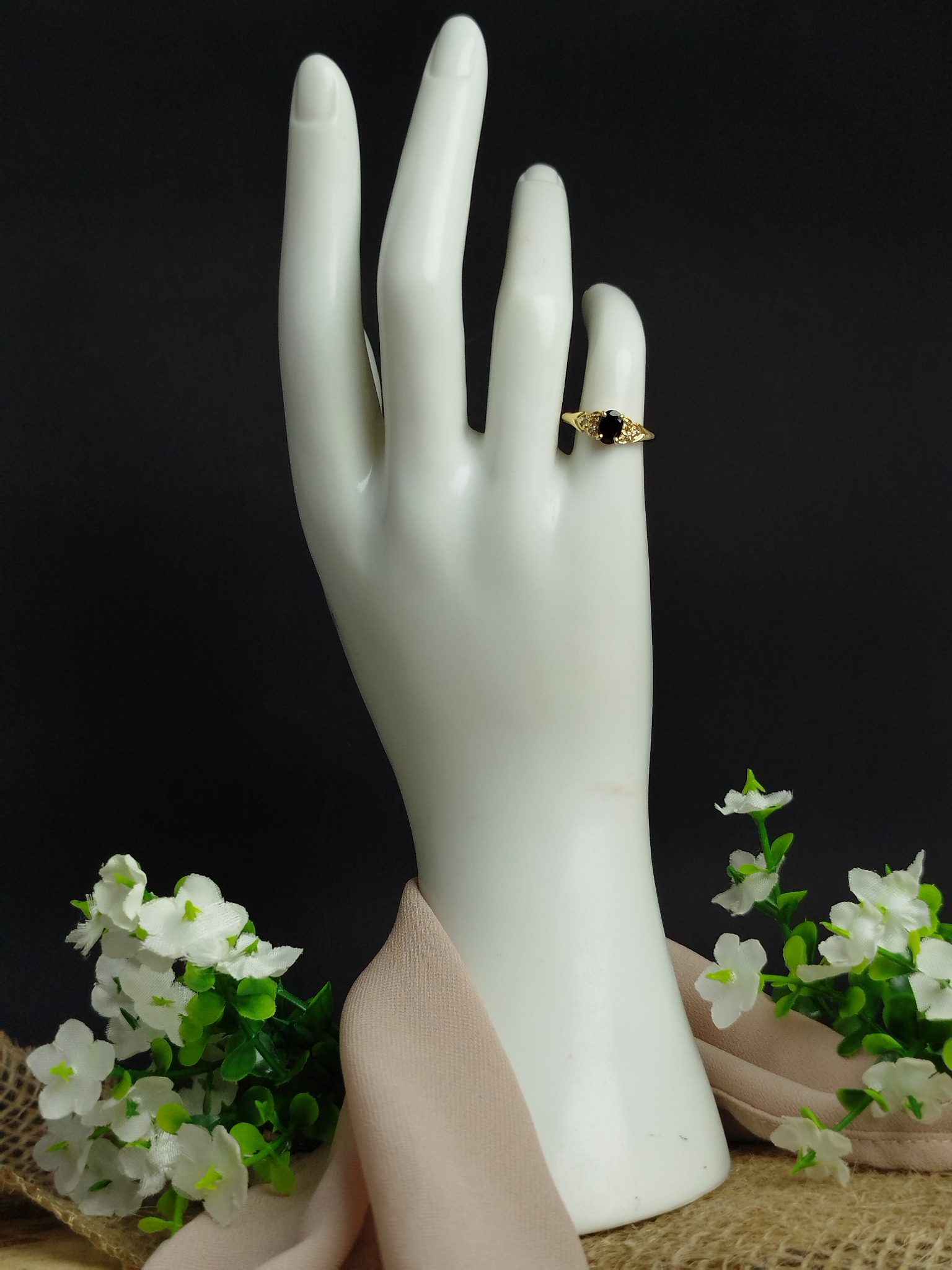 Anillo en Oro 18K con Zafiro 0.52 ct y 6 Diamantes – 1.9 g / Talla 4.75 / Dama - Image 3