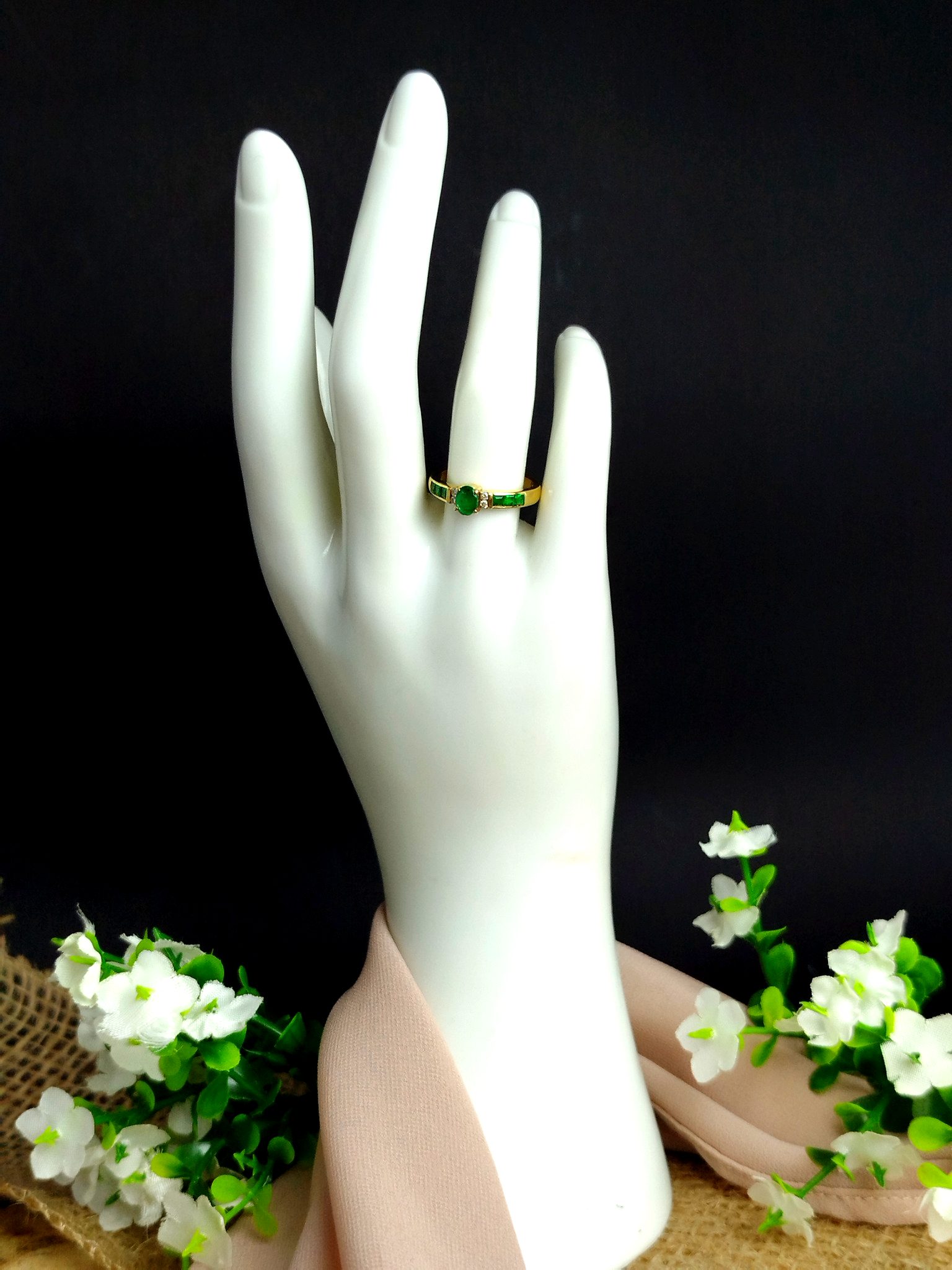 Anillo en Oro 18K con Esmeraldas de Brasil (0.81 ct total) – 2.9 g / Talla 6.5 / Dama - Image 3