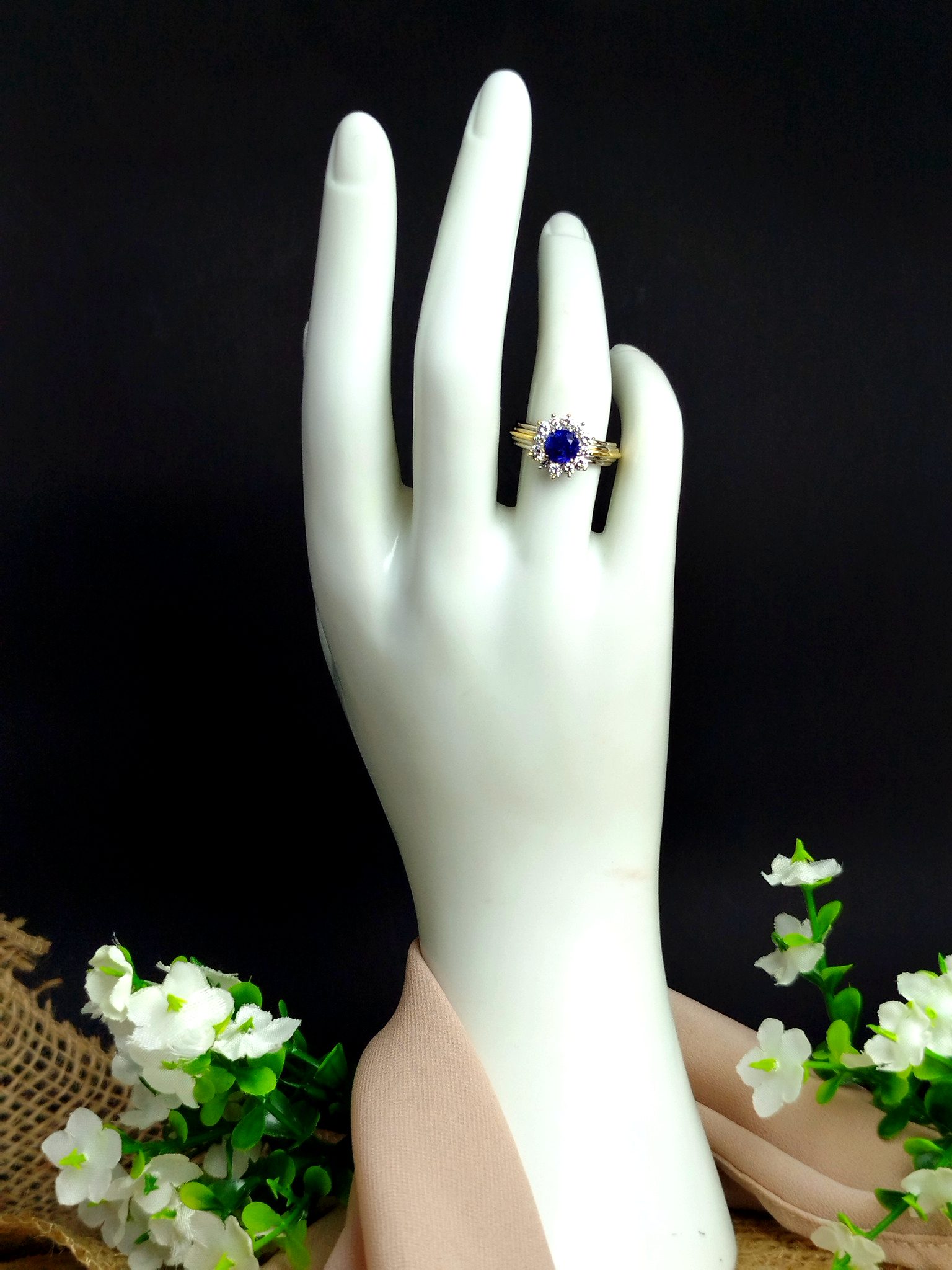 Anillo Bicolor en Oro 18K con Zafiro 0.72 ct y 12 Diamantes (0.48 ct) – 4.8 g / Talla 6 / Dama - Image 5