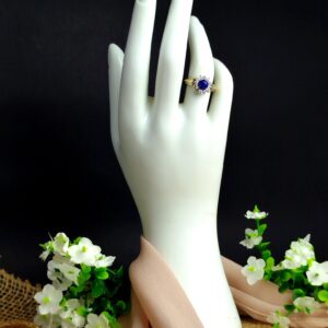 Anillo Bicolor en Oro 18K con Zafiro 0.72 ct y 12 Diamantes (0.48 ct) – 4.8 g / Talla 6 / Dama