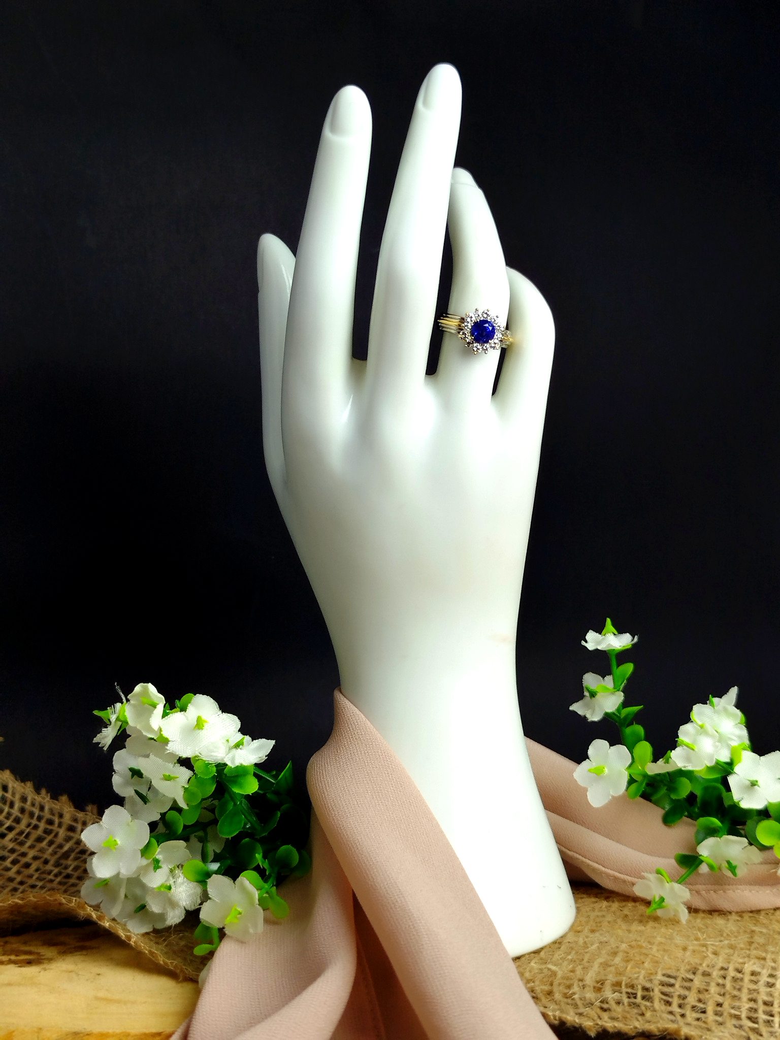 Anillo Bicolor en Oro 18K con Zafiro 0.72 ct y 12 Diamantes (0.48 ct) – 4.8 g / Talla 6 / Dama