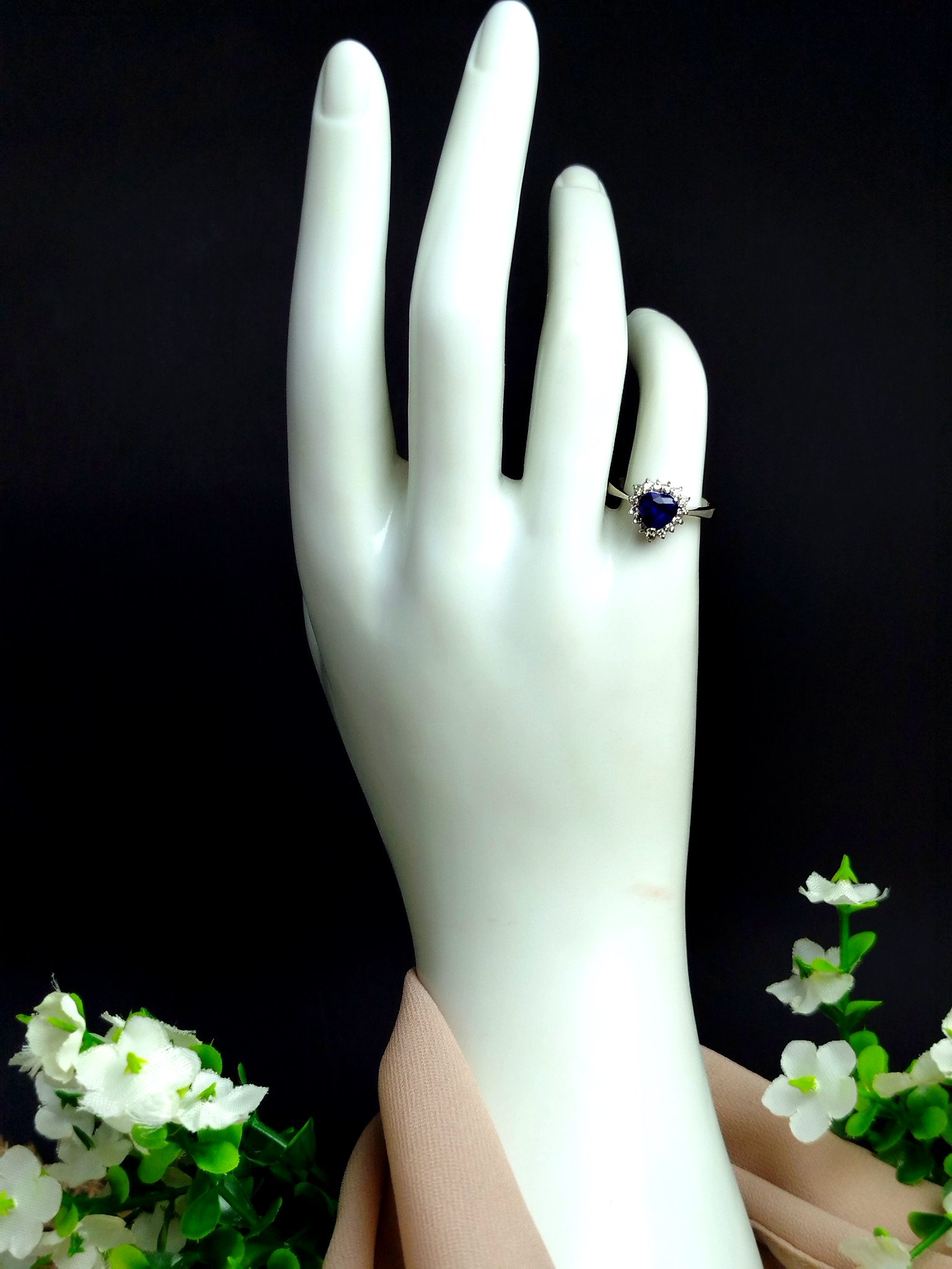 Anillo en Oro Blanco 18K con Zafiro Natural (1.20 ct) y 15 Diamantes (0.15 ct) – 3.7 g / Talla 4.75 / Dama - Image 5