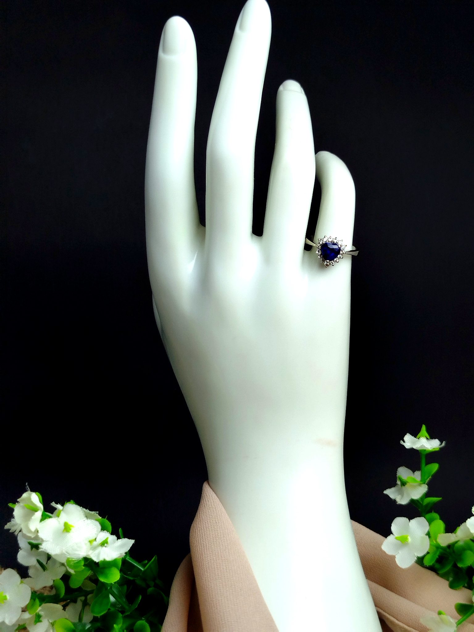 Anillo en Oro Blanco 18K con Zafiro Natural (1.20 ct) y 15 Diamantes (0.15 ct) – 3.7 g / Talla 4.75 / Dama - Image 4