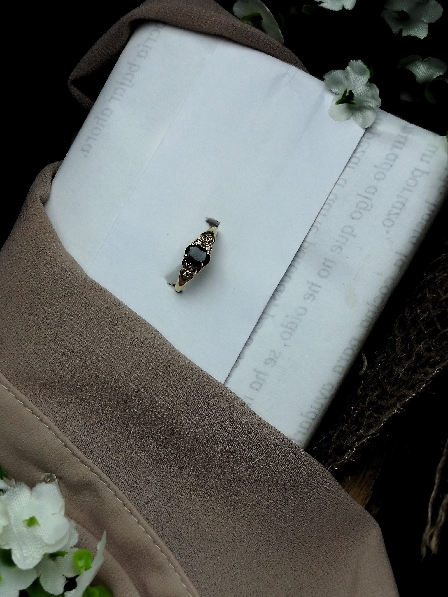 Anillo en Oro 18K con Zafiro 0.52 ct y 6 Diamantes – 1.9 g / Talla 4.75 / Dama - Image 4