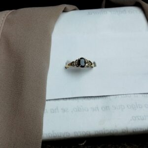 Anillo en Oro 18K con Zafiro 0.52 ct y 6 Diamantes – 1.9 g / Talla 4.75 / Dama