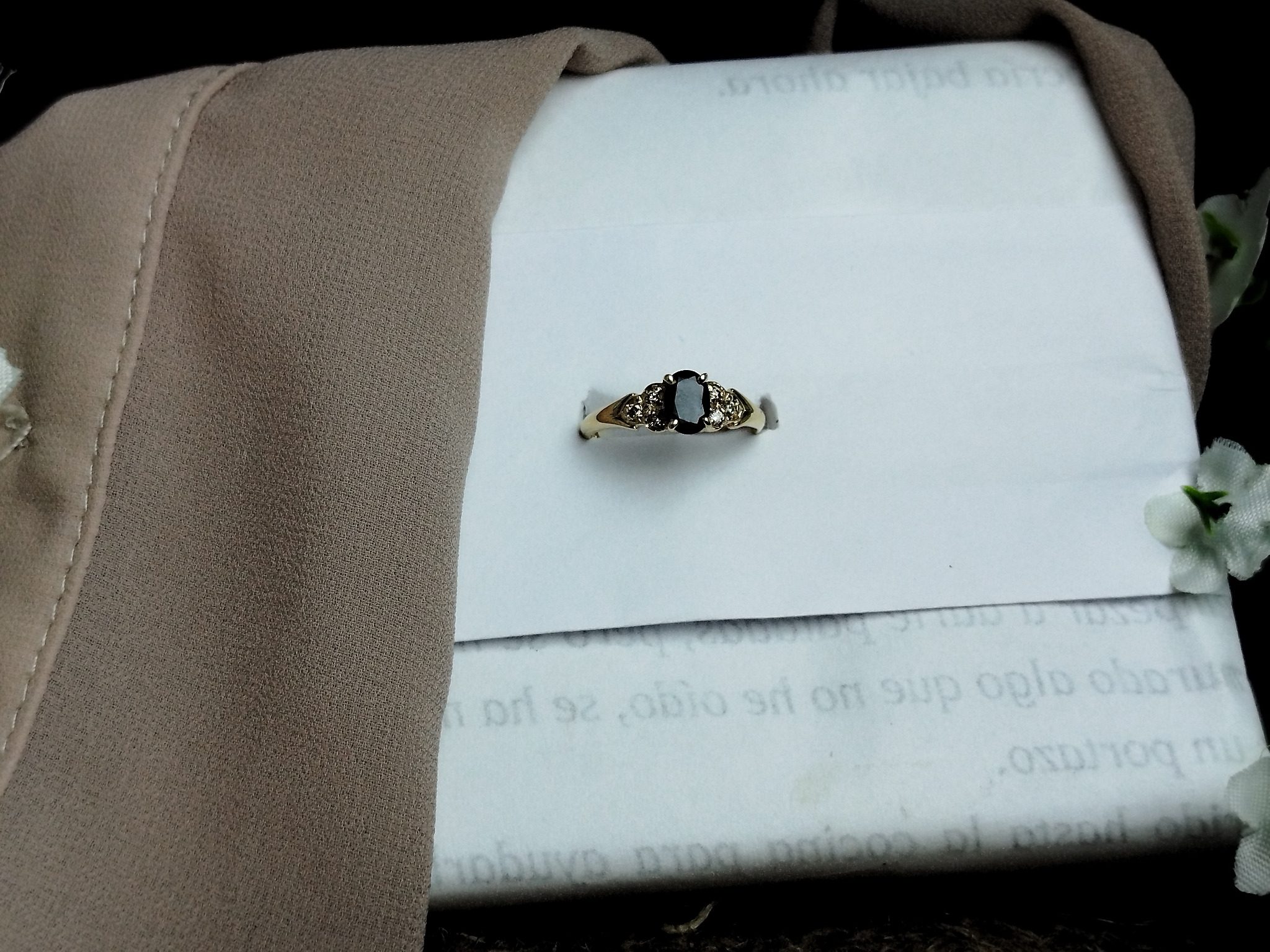 Anillo en Oro 18K con Zafiro 0.52 ct y 6 Diamantes – 1.9 g / Talla 4.75 / Dama