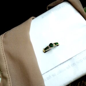 Anillo en Oro 18K con Esmeraldas de Brasil (0.81 ct total) – 2.9 g / Talla 6.5 / Dama