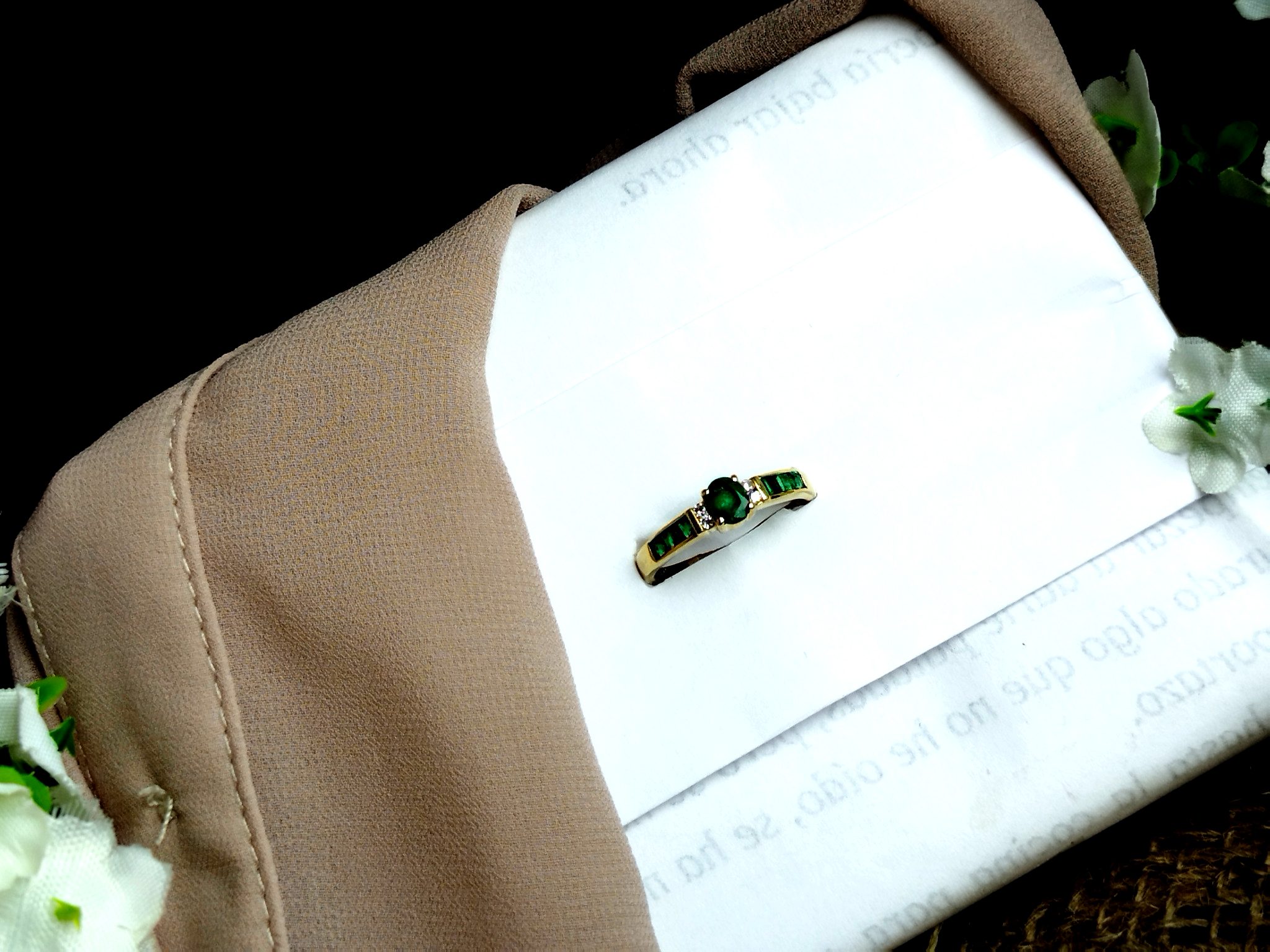 Anillo en Oro 18K con Esmeraldas de Brasil (0.81 ct total) – 2.9 g / Talla 6.5 / Dama
