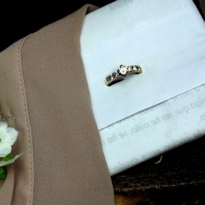 Anillo en Oro 18K con Diamante Fancy Café (0.63 ct) y Complemento 0.61 ct – 4.5 g / Talla 5.5 / Dama